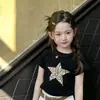 Conjunto de Camisetas de Manga Curta para Meninas Verão 2026 Novo Estilo Coreano Versátil Infantil Top Preto com Estampa de Estrela de Desenho Animado