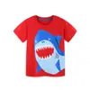 26 Camiseta de Manga Curta de Verão para Meninos com Estampa de Tubarão de Desenho Animado Top Casual Camiseta Base de Algodão Infantil Venda por Atacado