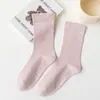 Meias Peludas Femininas de Verão Finas de Cano Médio Brancas 100% Algodão com Sapatos de Couro Pequenos Outono & Primavera Meias de Confinamento Pretas Sem Costura