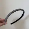 Diadema a Cuadros Estilo Coreano con Pequeña Etiqueta Dorada para Mujer 2026 Nueva Diadema de Temperamento Dulce Suave Versátil para Salir Pinza para el Cabello