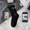 26 Estilos Nuevos de Calcetines para Mujer de Zhuji, Color Sólido de Doble Aguja con Etiqueta Sencilla, Calcetines Holgados Versátiles de Moda hasta la Pantorrilla para Primavera y Verano