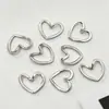 Colgante Anillo de Acero Hueco con Forma de Corazón de Acero Inoxidable Accesorios para Joyería DIY Forma de Corazón de Durazno Retorcido Simple Personalizado Materiales Hechos a Mano