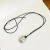 Collar con colgante ovalado de cordón de cuero estilo coreano, moda de nicho de alta gama, cadena simple para suéter, accesorio versátil personalizado para mujer