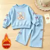 Conjunto de meninas estilo coreano com forro de fleece, moda outono/inverno, novo conjunto moderno de moletom com laço de desenho animado e calça de perna larga, conjunto estiloso de duas peças