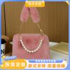 Bolsa de Pelúcia com Corrente de Pérolas para Mulheres 2024 Nova Bolsa de Ombro Celebridade da Internet Outono e Inverno Bolsa Transversal Versátil da Moda