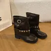 Botas de cano médio estilo coreano com fivela de rebite 2026 para mulheres, outono e inverno, pretas, salto baixo, botas de motociclista doces e estilosas, botas curtas que afinam