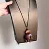 Colar com pingente de borla em resina estilo étnico, luxo acessível, corrente de suéter sofisticada, joia versátil e elegante para mulheres.