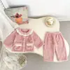Nuevo conjunto de pijama de felpa para otoño e invierno 2026 para niñas, con cuello con volantes y diseño de franela engrosada, un conjunto de dos piezas para estar en casa.