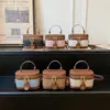 Nova Bolsa de Ombro Única Texturizada de Alta Qualidade Tendência de Primavera Nicho Versátil Pequena Quadrada Feminina de Luxo Simples
