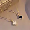 Collar de Acero Titanio Antidesvanecimiento de Trébol de Cuatro Hojas por Ambos Lados Venta al por Mayor Collar de Lujo Ligero de Nicho para Mujeres Venta al por Mayor