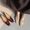 Elegantes zapatos Mary Jane de piel de oveja de capa superior con tacones medios gruesos en color burdeos, zapatos versátiles y sofisticados para mujer adecuados para ir al trabajo y combinarlos con faldas.