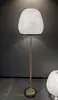 Sofá de sala de estar de mediados de siglo moderno con lámpara de pie de diseño creativo, estudio estilo Zen, dormitorio, sala de té y lámpara decorativa de mesa