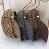 Gorra de visera estilo periódico con estampado de leopardo para otoño e invierno para mujer, gorra de retazos vintage, moderna y versátil, hace que la cara se vea más pequeña, gorra de artista estilo británico