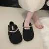 Sapatos Peludos para Mulheres no Inverno Novas Roupas Externas Sapatilhas Decoração de Pérolas 2025 Estilo Coreano Sapatos Feijão Fada de Uma Perna Sapatos de Cavar