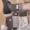 Calcetines Serie Color Maillard Otoño Nuevo Estilo Gris Rosa Estampado Floral Botón de Moño 3D Calcetines Rayados de Media Pantorrilla