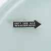 Broche estilo flecha preto simples Europeu e Americano transfronteiriço criativo não olhe para trás citações em inglês acessórios emblema