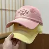 Boné de Baseball Estilo Novo Bordado com Gato Design Desgastado Macio para Mulheres com Circunferência da Cabeça Grande, Aba Larga e Efeito Emagrecedor do Rosto