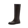 Minimalistas e versáteis, estas novas botas de cano alto, com salto médio e totalmente em couro, na bela cor marrom Maillard, são fáceis de calçar e oferecem um design de cano alto estilo cavaleiro.