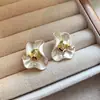 Aretes de Flor Blanca Mate para Mujer Temperamento de Lujo Ligero Sensación de Alta Gama Aretes de Botón 2026 Nuevo Artículo Caliente Accesorios de Aretes de Temperamento Primavera Verano