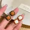 Pendientes cuadrados versátiles de lujo ligeros, diseño de nicho femenino, pendientes de temperamento retro francés de alto sentido, pendientes de moda al por mayor