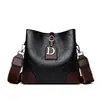 Nuevo bolso cubo para mujer, colección otoño 2026, gran capacidad, diseñado para madres de mediana edad, estilo europeo y americano, retro y moderno, se puede llevar como bolso de hombro o bolso cruzado