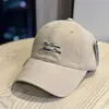 Gorra de Béisbol Bordada con Letras Japonesas para Hombres y Mujeres Estilo Pareja Universal Protección Solar Adelgazante para la Cara Gorra de Pico Casual Versátil
