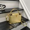 Bolso Cruzado de un Solo Hombro Nuevo para Verano 2025 Bolso de Mano Grande de Color Sólido con Patrón Tejido de Moda para Mujer Bolso Cubo para Mujer
