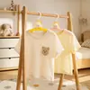 Perchero suave y lindo de ovejita para niños, especialmente diseñado para bebés, extensible, apto para niños medianos y grandes, previene marcas en los hombros, soporte para ropa fácil de almacenar