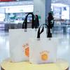 Sacola de Presente TNT com Bolinhas Brancas Atacado Moda Publicidade Loja de Roupas Infantis Sacola de Mão TNT