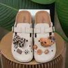 2026 Nova Roupa Externa Slip-on Doce Cool Moda Estampa de Leopardo Hello Kitty Mules Femininas Sandálias Birkenstock Femininas