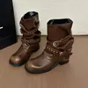 Novas botinhas de tornozelo com rebites 2026, botas estilo Martin da moda outono/inverno com bico redondo e salto grosso para mulheres, estilo europeu e americano com detalhes de fivela