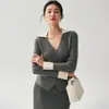 Nueva colección otoño/invierno 2026: suéter de punto de cachemira con cuello de contraste, diseño cruzado, mangas largas, color liso, corte ajustado y una silueta favorecedora
