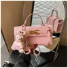 Bolsa Quadrada Pequena Fashion com Fivela de Travamento, Nova Bolsa de Mão, Bolsa Kelly Simples e Elegante, Bolsa de Mão e Bolsa Transversal de Nicho de Alta Qualidade