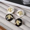 Moda Europea y Americana Lujo Accesible Aretes de Abeja Retro de Alta Gama con Goteo de Aceite Nicho Aretes Estilo Antiguo Aretes Redondos Negros