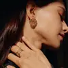 Anillo vintage italiano hueco para mujer en stock, venta directa de fábrica, anillo de alta gama con patrón de remolino Su Mei, anillo abierto para el día a día