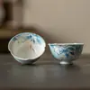 Xícara mestra de cerâmica azul e branca pintada à mão sob o esmalte com motivos de peixe e lótus, borda em formato de flor, xícara de degustação de chá, nova xícara de chá kung fu estilo chinês