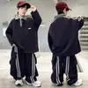 Conjunto de Moletom com Gola Polo e Calça Cargo para Meninos Estilo Primavera e Outono para Crianças de Média e Idade Superior Conjunto de Duas Peças Listrado Solto Esportivo Tendência Legal