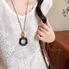 Collar colgante vintage de madera con cuentas de mariposa, un accesorio étnico único y elegante para mujer, una cadena larga y versátil perfecta para combinar con suéteres.