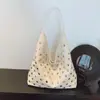 Bolsa de mão estilosa com rebites texturizados para mulheres, novo modelo 2026, bolsa de ombro casual de grande capacidade, bolsa de ombro de alta qualidade, moderna
