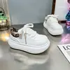 Zapatos Blancos de Suela Gruesa de Venta Caliente para Mujer 2026 Otoño Nuevos Deportivos Casuales con Cordones que Aumentan un Poco la Altura Zapatos Tipo Pan para Mujer