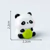 Lindo Peluche de Panda Rojo Flocado Trepando Bambú Escena Accesorio de Decoración DIY Llavero Adorno de Escritorio para Coche