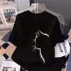 Camiseta Preta Feminina de Manga Curta com Estampa de Gato para o Verão 2026, Nova Moda Tendência Caimento Solto Ombro Caído Tecido Misto Top de Meia Manga