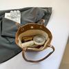 Bolso de un solo hombro para debajo del brazo, Estilo de viajero de moda, Bolso moderno y único, Nuevo bolso de mano de nicho Invierno 2025, Bolso cubo casual