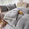 Juego de Ropa de Cama de Terciopelo de Leche Estilo Princesa Cuatro Piezas Invierno Terciopelo Coral Cálido Espesado Funda de Edredón de Terciopelo Doble Cara Suministros Otoño Invierno