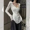 Camiseta branca elegante e estilosa com decote em U e mangas compridas para mulheres, uma blusa lindamente única com uma ótima vibe de outono