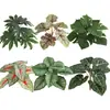 Plantas verdes artificiales, follaje colorido y muros de plantas ornamentales para paisajismo. Macetas y jardineras de exterior para decoración, con hojas artificiales de monstera para un paisaje verde