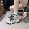 Elegantes y cómodos, estos zapatos deportivos y casuales 2026 cuentan con una suela gruesa para mayor altura, están diseñados para mujeres y son adecuados para usar en primavera y otoño.. También son antideslizantes y versátiles, lo que los convierte en un nuevo favorito