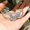 Alas de Mariposa Aleteando Juntas~ Pulsera Abierta de Mariposa de Circonita Brillante y Colorida, Sensación de Lujo Ligero de Gama Alta, Dulce Accesorio para la Mano