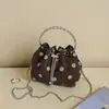 Bolso pequeño súper popular para mujer, nuevo bolso de hombro vintage de gamuza otoño 2026, bolso cruzado tipo cubo con cadena