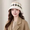 Gorro de punto a cuadros retro de alta gama para mujer, otoño e invierno, cálido y protector de orejas, gorro de pescador, adelgazante, sombrero tipo cubo chic